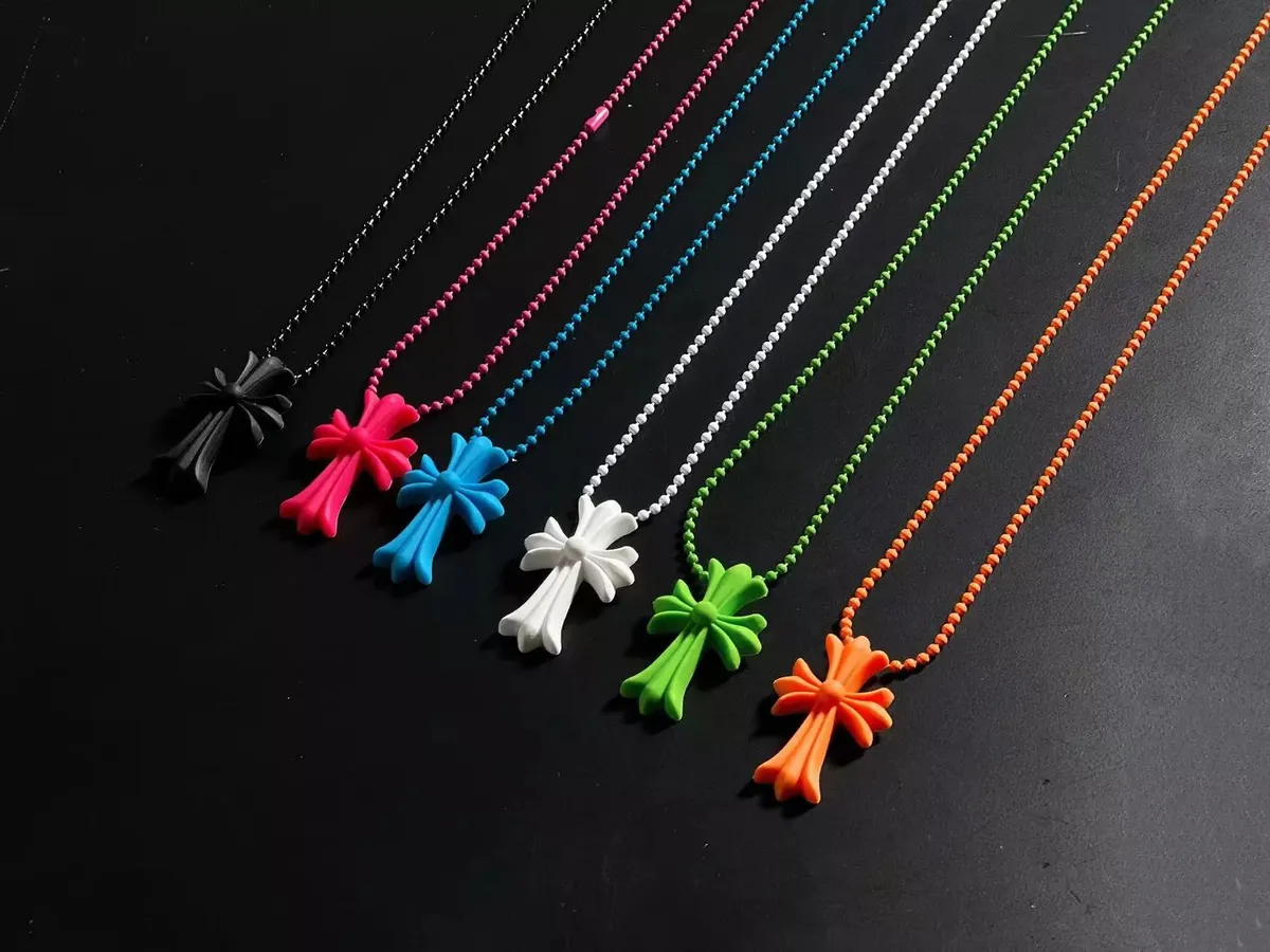 Chloé Cross Pendant Necklace [1 style]