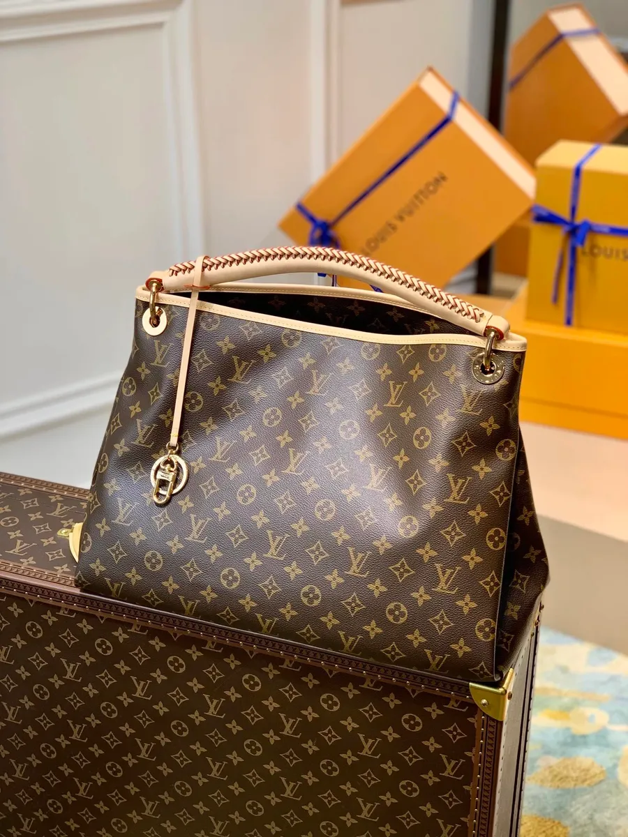 Louis Vuitton Monogram Neverfull MM Tote Bag