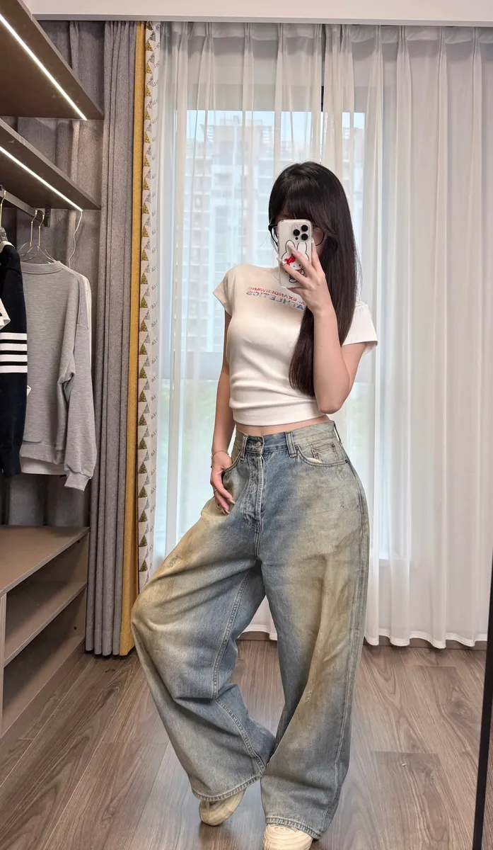 High-Waist Wide-Leg Distressed Denim Jeans [1 style]