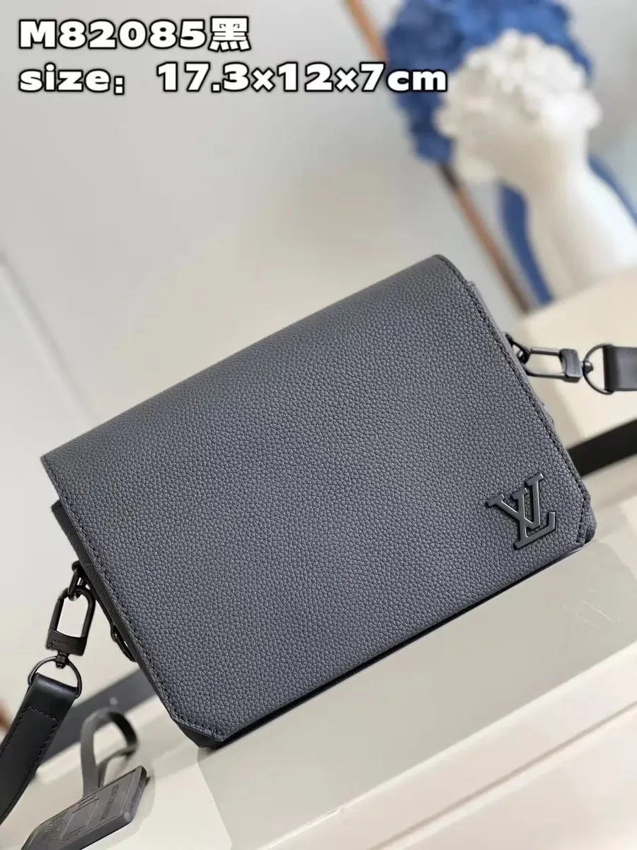 Louis Vuitton M82085 Black Crossbody Bag 17.3x12x7cm